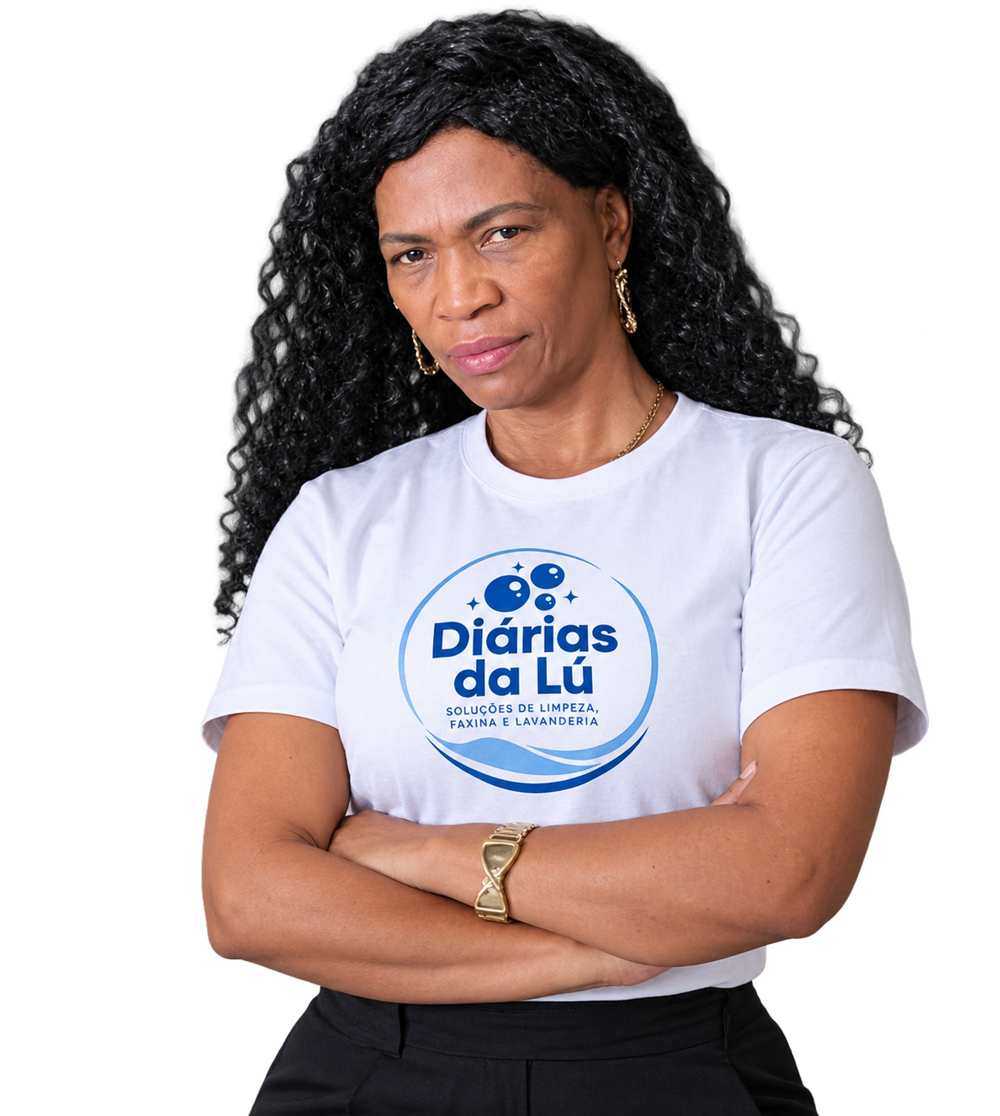 A Lú, de braços cruzados, vestindo a camiseta da Diárias da Lú.